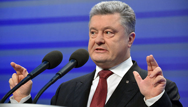 "Вы — настоящий герой Америки, но вы и настоящий герой Украины", — заключил Порошенко.