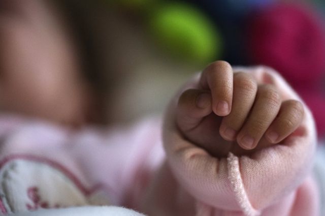 Девочка отделалась легким переохлаждением и несколькими ссадинами.