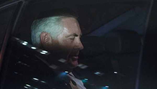 Secretarul de stat al SUA, Rex Tillerson evită contactul vizual cu lumea și merge cu un lift separat. 