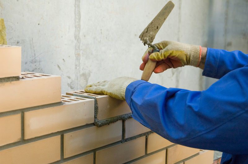 Lucrau pe un şantier de construcţie, fără contracte de muncă şi fără echipament de protecţie.