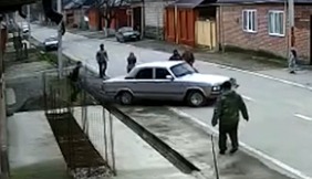 Сама девочка стояла вдалеке от автомобиля, а вот толпа людей пыталась остановить водителя.