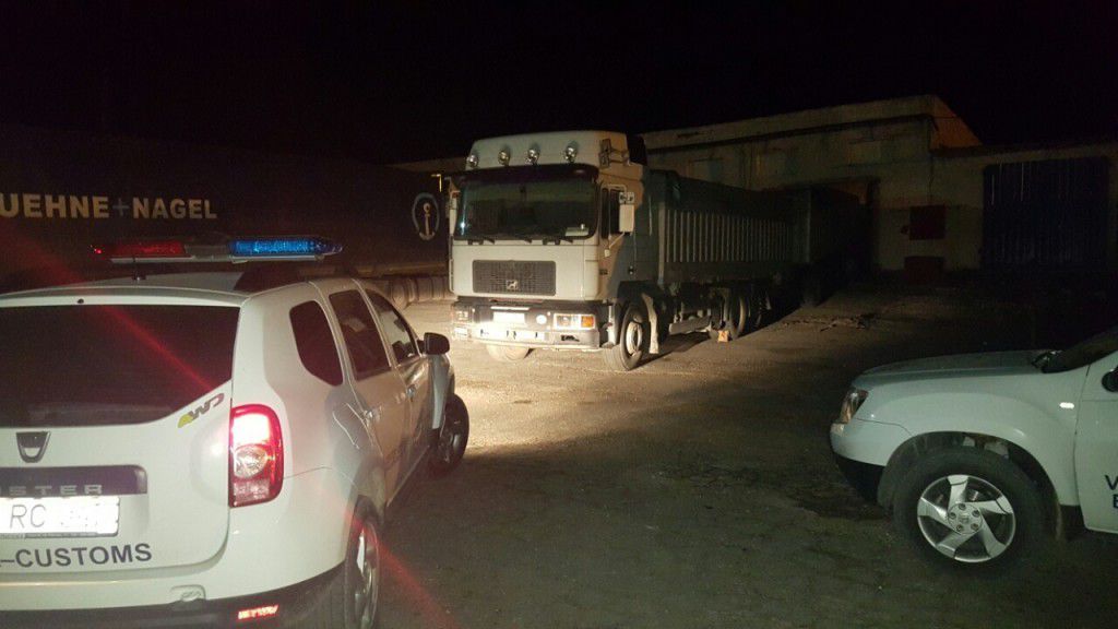 Peste 10 tone de alcool etilic, reţinute de inspectorii vamali. Foto: provincial.md