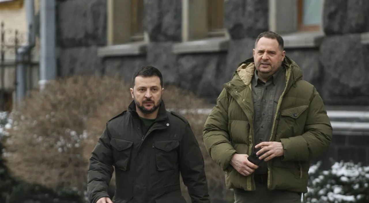 Зеленский лишил Ермака двух должностей.