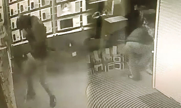 Un cetăţean străin, bătut cu bestialitate de trei tineri agresivi. 