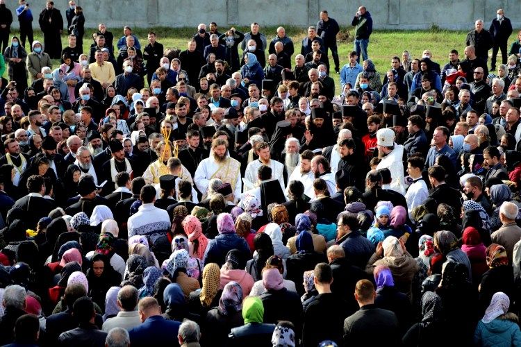 В Дрокиевском районе на похоронах священника присутствовали сотни людей.
