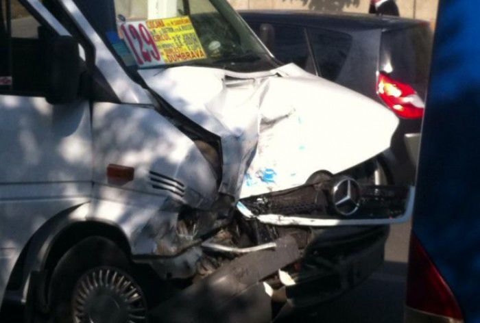 Un accident s-a produs în această dimineață pe strada Vasile Lupu din capitală. Un microbuz de pe ruta 129 s-a ciocnit de un automobil.