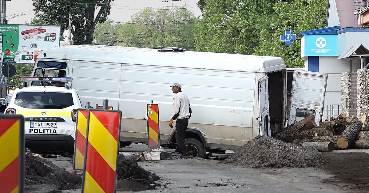 Un autocamion s-a prăbușit sub asfalt la Bălți.