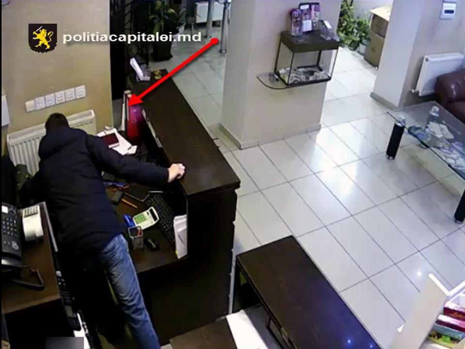 Furt de 34.000 de lei din grădiniţă, hotel și spital. Făptaşii, reţinuţi. Foto: politiacapitalei.md