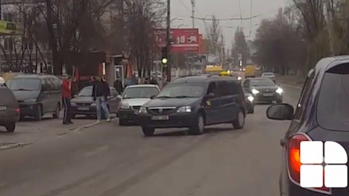 Инцидент произошел около 14:30 на улице Тудор Владимиреску. 