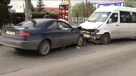 Водитель легкового авто не справился с управлением, выехал на встречную полосу и столкнулся с маршруткой.