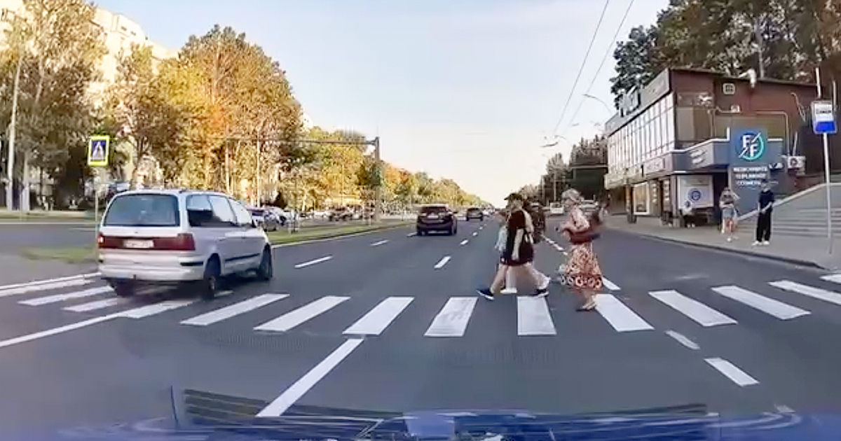 Șoferul unui Volkswagen care nu a acordat prioritate pietonilor în Capitală, amendat.