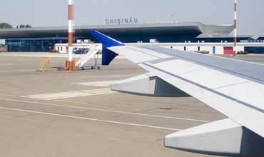 Chiar dacă şi-au rezervat bilete din timp, achitând peste 300 de euro fiecare, oamenii au rămas pe aeroport.