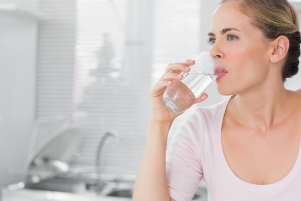 Consumul de 200 de mililitri de apă la prima oră a dimineţii te poate scapă de mai multe probleme de sănătate