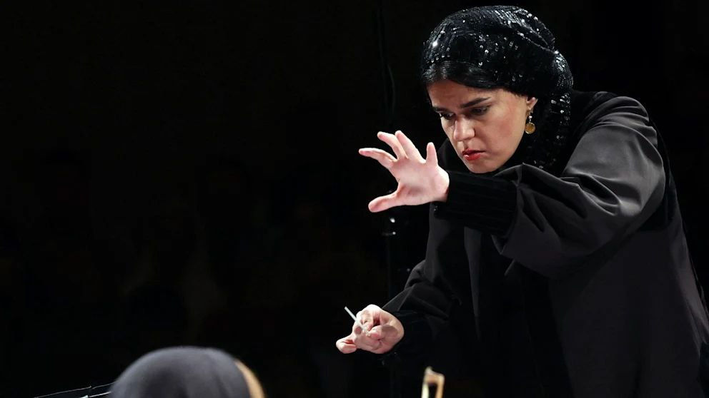 O femeie a devenit, pentru prima dată în 46 de ani, dirijoarea unei orchestre simfonice în Iran.