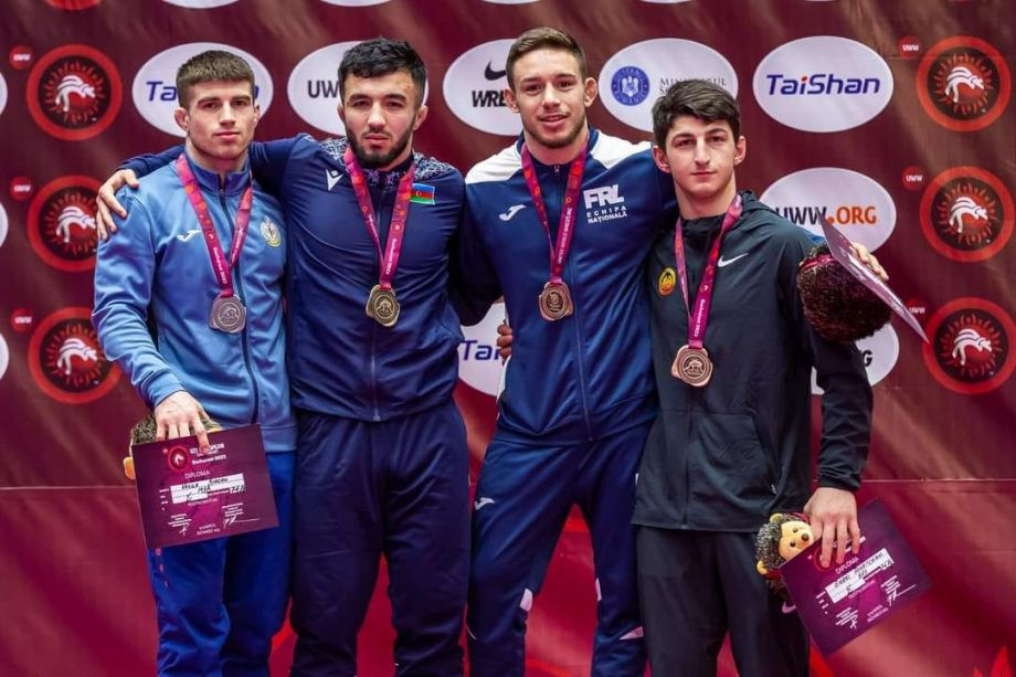 Василе Дьякон завоевал серебро на чемпионате Европы по борьбе среди молодежи.
