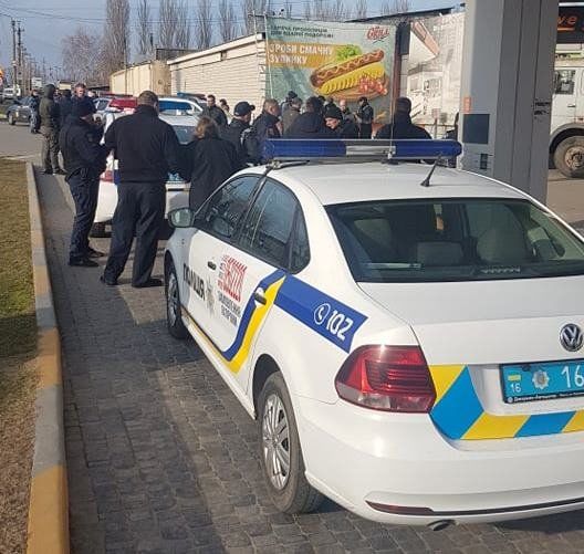Под Черноморском неизвестные захватили заправку.