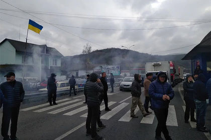 Протестующие украинцы перекрыли дорогу в Киев.