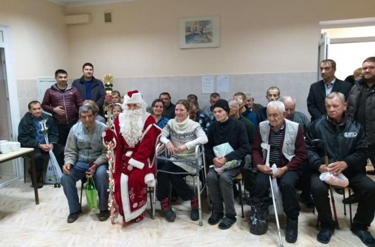 Мунсоветники подарили бездомным волшебство зимних праздников.