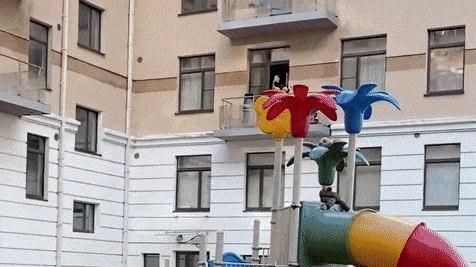 В Санкт-Петербурге саксофонист устроил концерт на балконе.