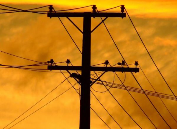 Union Fenosa atenționează cetățenii să fie prundenți cu rețelele electrice rupte. 
