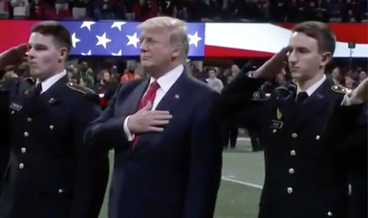 Трамп забыл слова гимна США.
