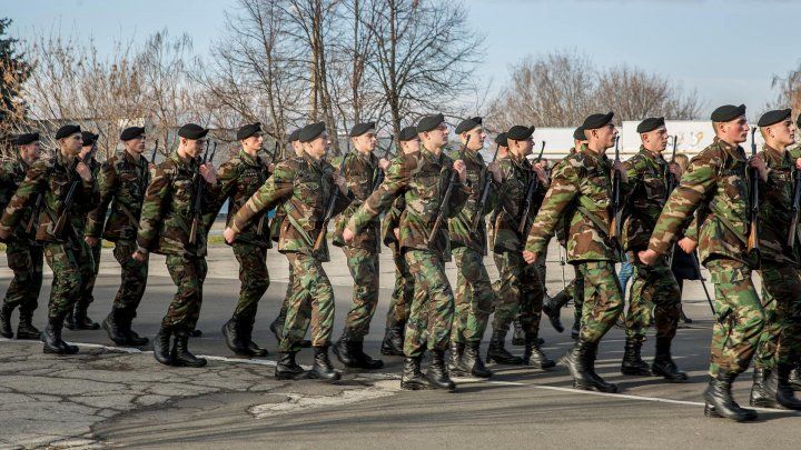 С годовщиной военнослужащих бригады "Молдова" поздравил министр бороны Евгений Стурза.