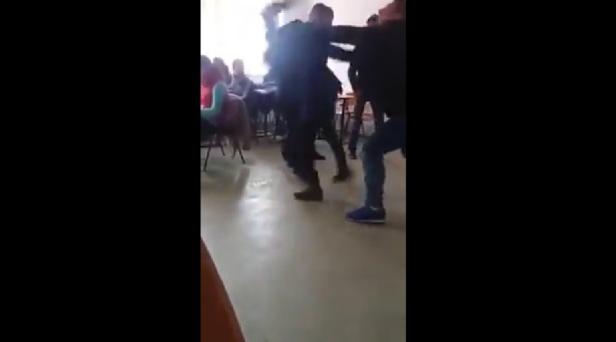 O elevă,lovită cu putere de un coleg, încât zboară prin aer câţiva metri