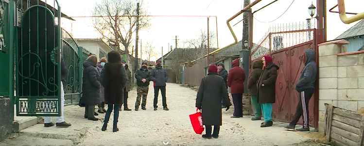 Жители Дурлешт собрали деньги на ремонт участка дороги, теперь копят на освещение.
