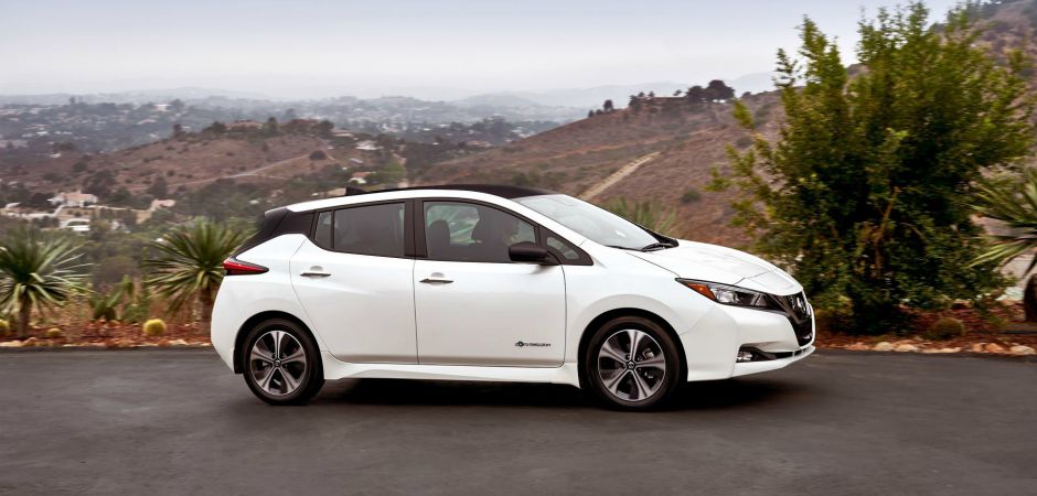 Nissan Leaf второго поколения оснастили синхронным электромотором, развивающим 110 кВт (150 л.с.) и 320 Нм крутящего момента.