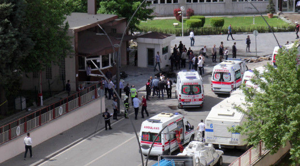 Atentat cu mașină-capcană în fața sediului poliției din Gazintep, Turcia.  Foto: independent.co.uk