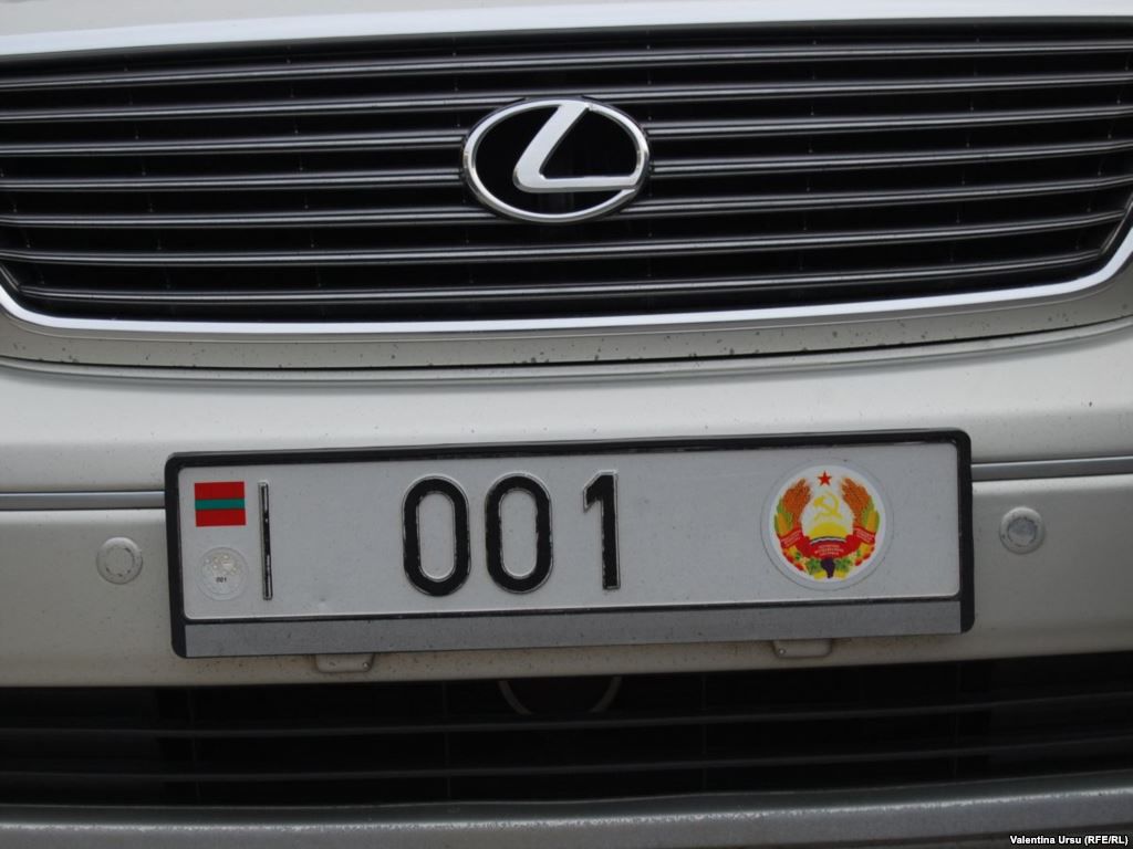 Șoferii acuză dificultăți la vămuirea mașinilor cu numere transnistrene. Foto: europalibera.org