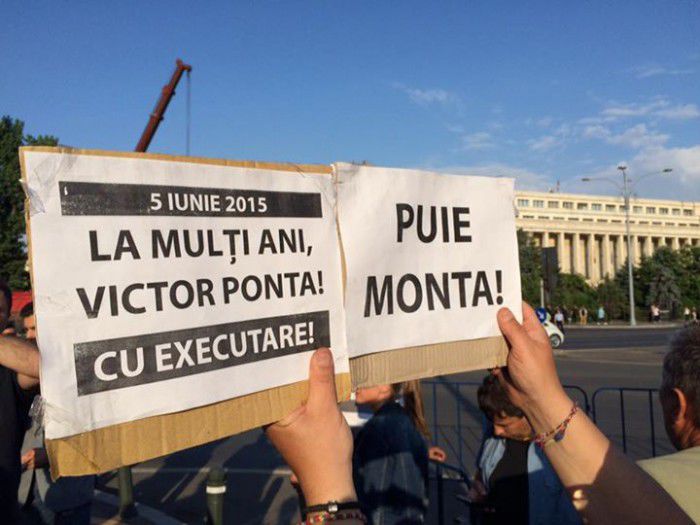 Oamenii au ieșit în stradă pentru a cere demisia lui Victor Ponta. Foto: Andrei Laslau via Facebook
