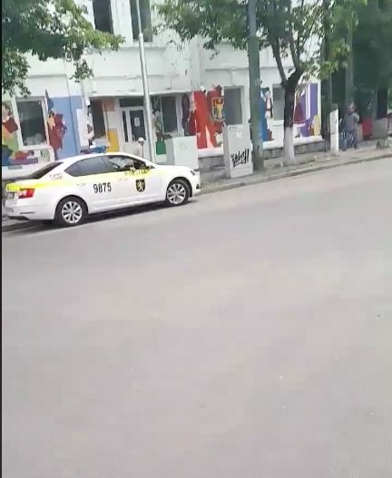 В Кишиневе мужчина сел в машину полиции и попросил отвезти его в кафе.