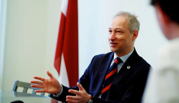 В Латвии разрабатывают закон об ограничении русского языка в общественных местах.