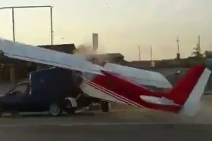 Scenă ciudată: Un avion a accidentat o mașină într-o intersecție
