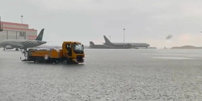 В Шереметьево из-за ливня затопило взлетные полосы.