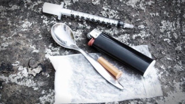 A aruncat o seringă pe jos şi a luat-o la fugă în clipa când a dat ochii cu polițiștii. Foto: romanialibera.ro