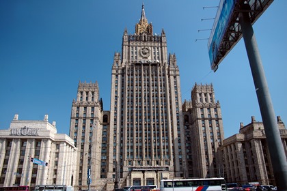 В МИД России сообщили, что сотрудники охраны посольства были задержаны на выходе из кафе днем ранее.