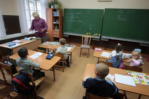 В сельских школах отмечен острый дефицит учителей английского языка.
