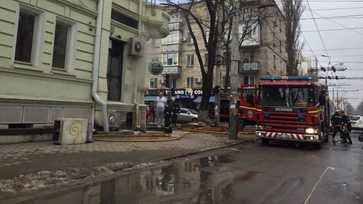Arde un restaurant de pe strada Bucureşti din Capitală. 