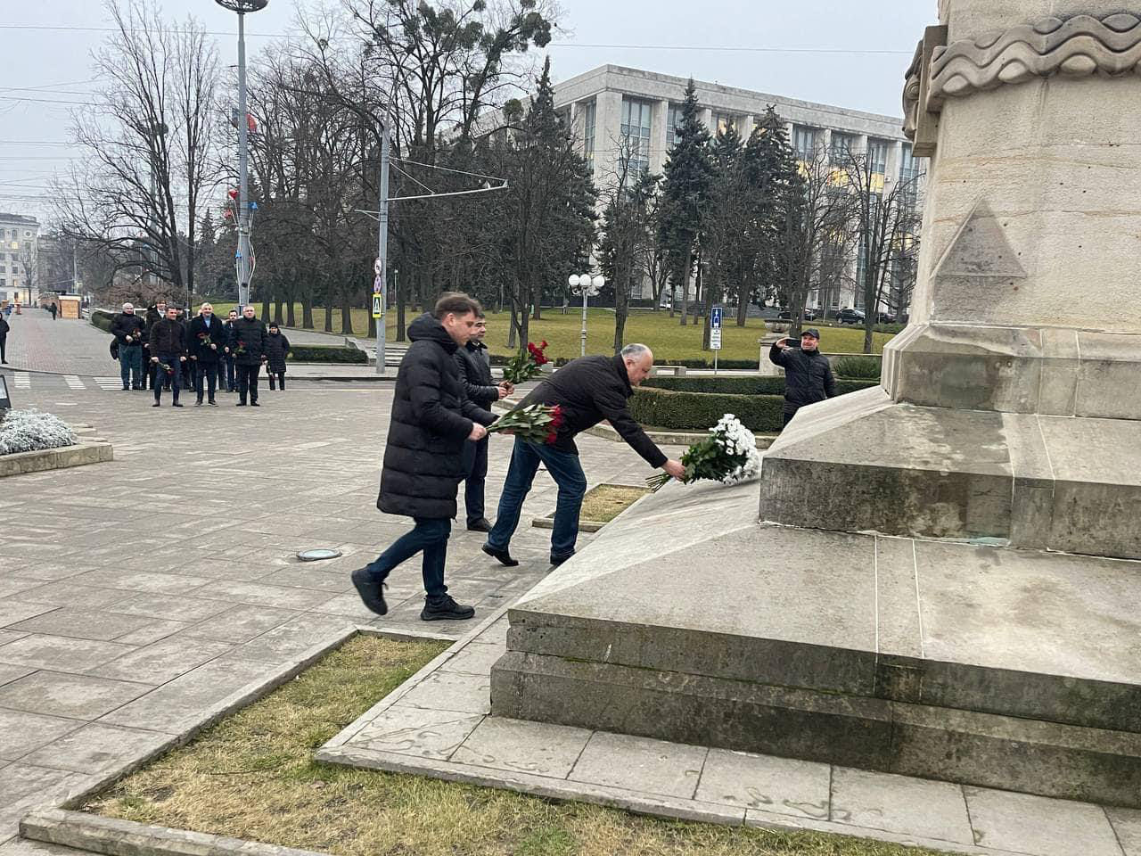 Додон возложил цветы к памятнику Штефану Великому по случаю годовщины Васлуйской битвы. 