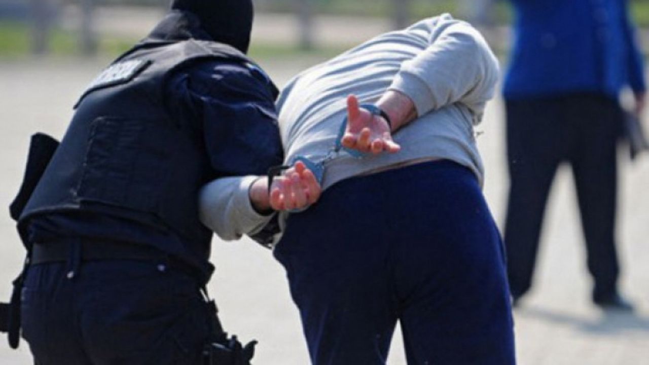 Полиция задержала жителя Дрокии, вымогавшего у потерпевшего 4 000 евро.