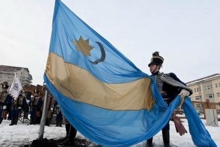 Сине-золотистое полотнище получит статус местного символа, а значит у венгров Румынии появится возможность легально вывешивать его над зданиями органов власти.