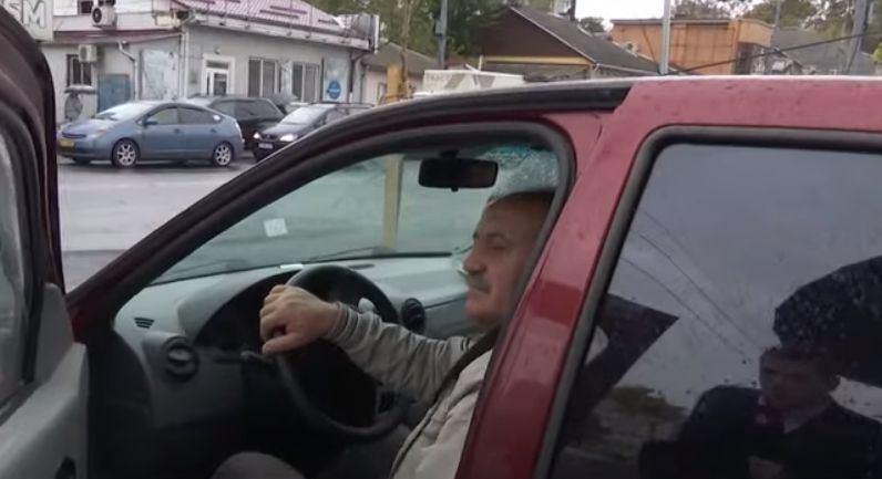 Водители о парковке на Измаильской: Мы готовы платить.