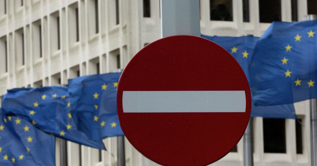 ЕС одобрил пятый пакет санкций и эмбарго на российский уголь.
