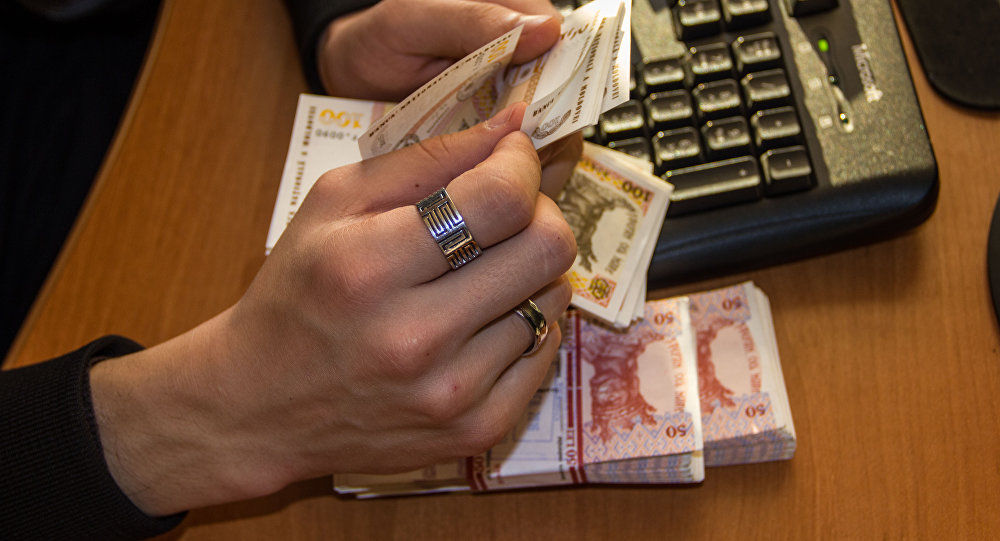 Местные власти требуют повышения зарплат.