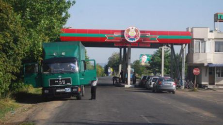 La intrarea în regiunea transnitreană din preajma satului Lunga, raionul Dubăsari, s-au format cozi de zeci de maşini.