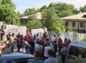 Автомобилем с незаконной стройки, которая неоднократно становилась предметом скандалов и разбирательств, был насмерть сбит человек.