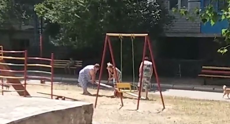 В Рыбнице три пожилые женщины пытались распилить детские качели.
