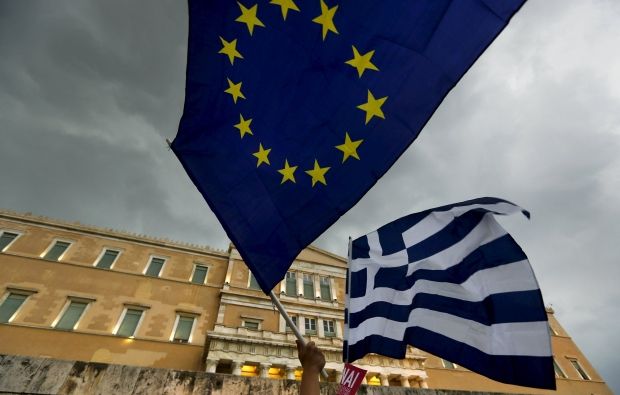 Парламент Греции пошел на уступки ЕС для получения 85 млрд евро помощи.